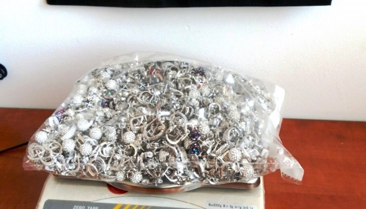 От сутиена, долното бельо и джобовете на панталона на дамата са иззети 571 сребърни бижута