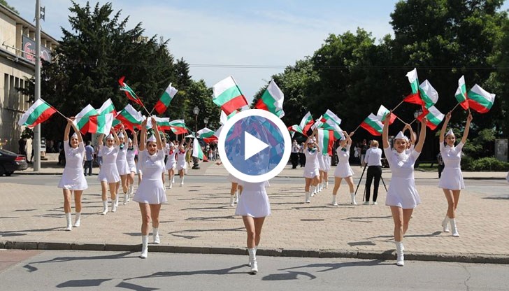 Под звуците на "Върви народе възродени", празничното шествие стигна до площада пред Общината