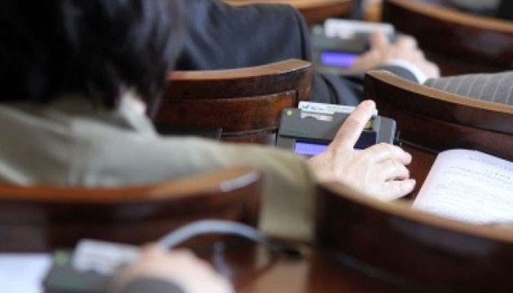 С проекта се предлагаше възнаграждението на народните представители да бъде фиксиран размер от 2 976 лева С проекта се предлагаше възнаграждението на народните представители да бъде фиксиран размер от 2 976 лева