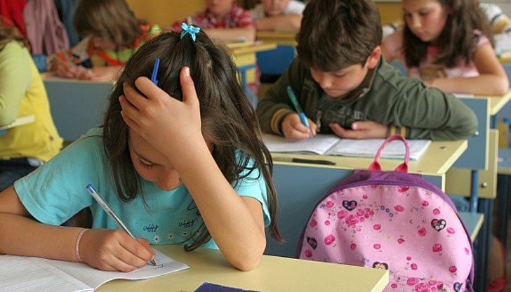 В първия ден учениците ще бъдат оценявани върху диктовка и текст за четене с разбиране, към който има 11 задачи В първия ден учениците ще бъдат оценявани върху диктовка и текст за четене с разбиране, към който има 11 задачи