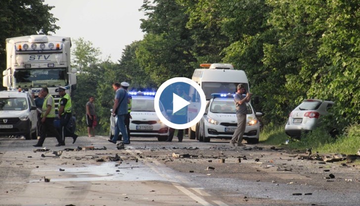 Кола и ТИР се удариха малко преди разклона за село Иваново