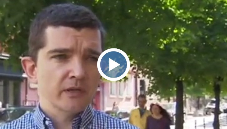 Това означава, че или алпинистът я е взел със себе си надолу или е била издухана от вятъра