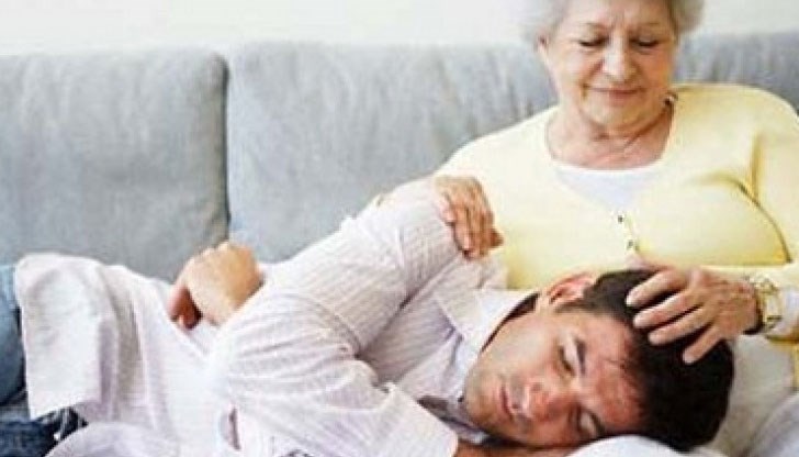 Младите жени напускат родните си домове по-рано от мъжете