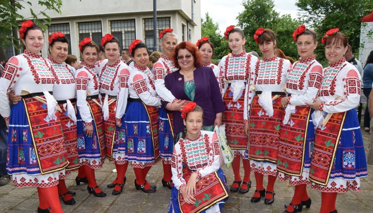 Танцьорите от „Луди млади“ и „Танцова магия“ от Ценово се превърнаха във фотомодели за снимки