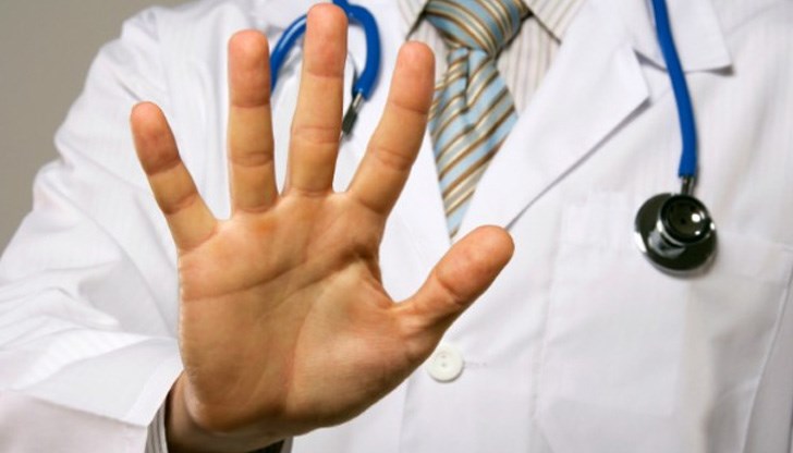 Близък на болна жена нападнал спешния медик