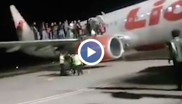 Единадесет души са ранени, след като пътниците  се втурнали да скачат през аварийните изходи