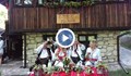 Русенско семейство отпразнува сребърната си сватба с възстановка на български обичай