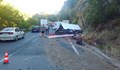 Камион с домати се разби в Кресненското дефиле
