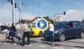 Масов бой на оживено кръстовище в София