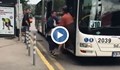 Младеж нападна жени в софийски автобус