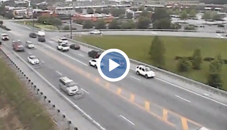 Кадри, разпространени в интернет, показват шофьор в задръстване, който предприема изключително безумна маневра