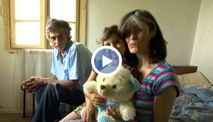 Вече една година вилата на 28-годишния Николай е дом за фамилията, изгонена от роднини