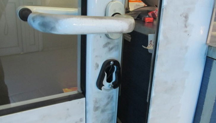 Крадците са разбили ПВЦ врата Крадците са разбили ПВЦ врата