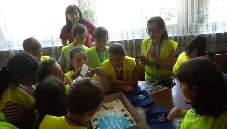 Кметът на общината Валентин Атанасов изненада децата със специална торта