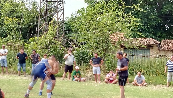 Селищният празник продължи на следващия ден с традиционни народни борби