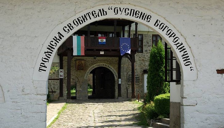 Отслужват молебен за чадородие в Троянския манастир Отслужват молебен за чадородие в Троянския манастир