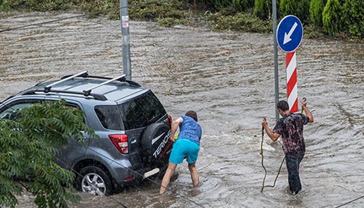 Снимки след днешния проливен дъжд