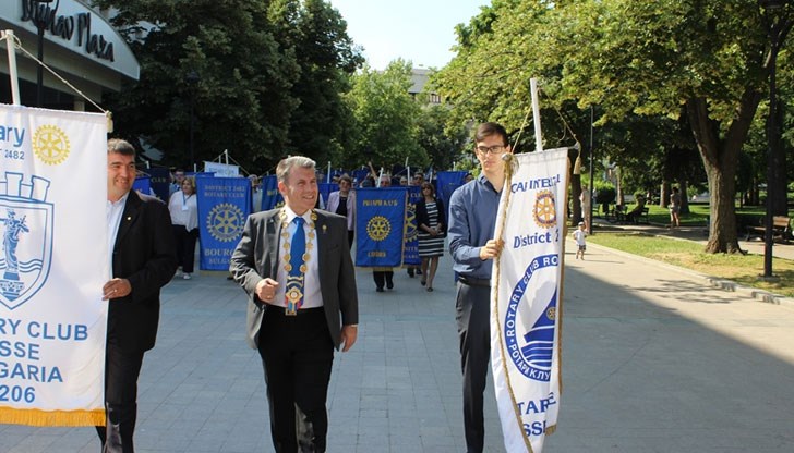 Парад на клубните знамена на Ротари Бълария преминаха от сградата на Държавната опера до Паметника на Свободата