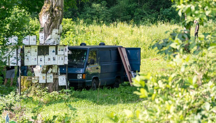 Полицаи охраняват траурното шествие