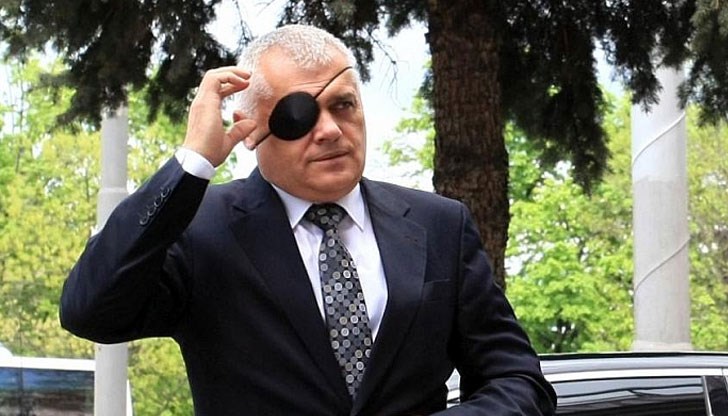 Валентин Радев е разпознаваем, въпреки превръзката на окото. Брадата на Пелов, обаче се оказа препъни камък за ченгетата