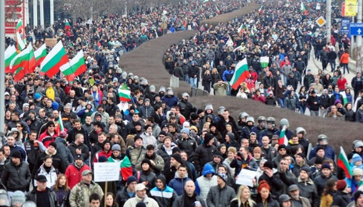 Задава се истинска буря, много мъка се е натрупала, много лъжи се изговарят, хората са уморени Задава се истинска буря, много мъка се е натрупала, много лъжи се изговарят, хората са уморени