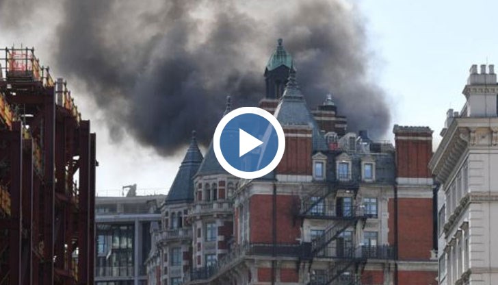 120 пожарникари се борят с пламъците