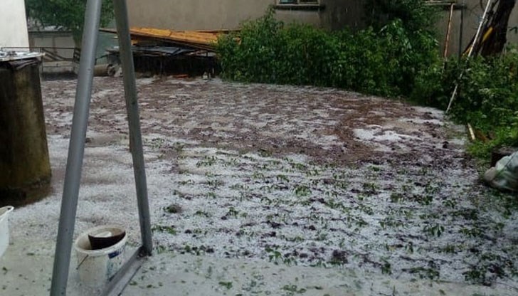 Порой с гръмотевици се изсипа в село Липец, градушка би насажденията половин час