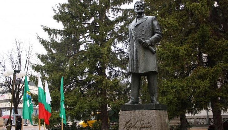 Отдаваме почит на големия поет-революционер Христо Ботев и другите герои, дали живота си за свободата на Майка България
