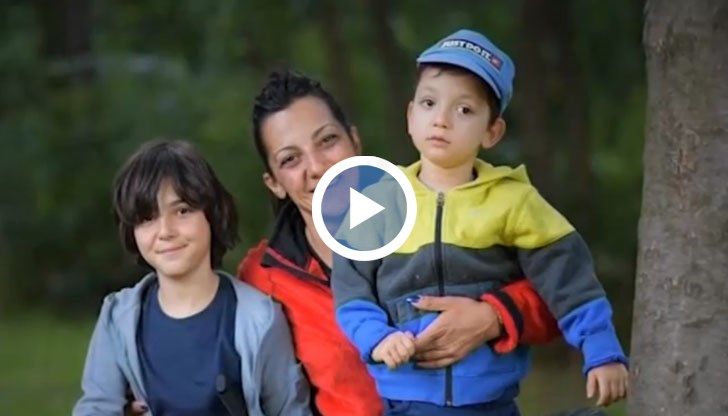 Майката на Мишо е принудена да го разхожда навън с бебешка количка