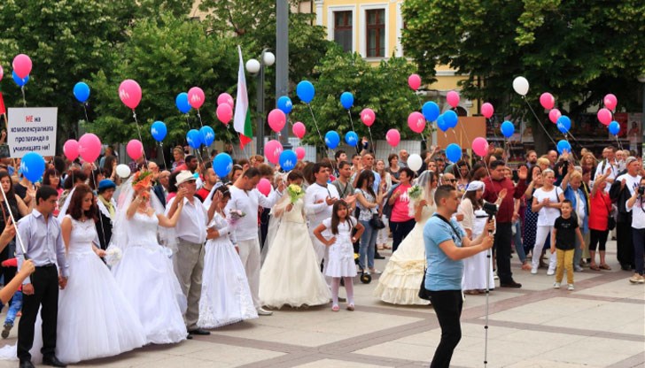 Двойки в сватбените им костюми и булчински рокли защитиха традицията на брака