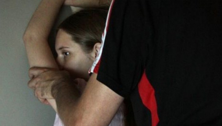 Младият мъж се възползвал от отсъствието на родителите на детето