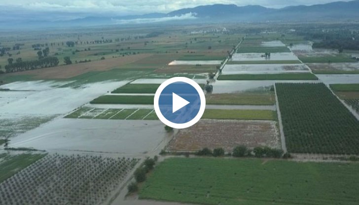 Река Чая скъса дига и заля пътища и ниви