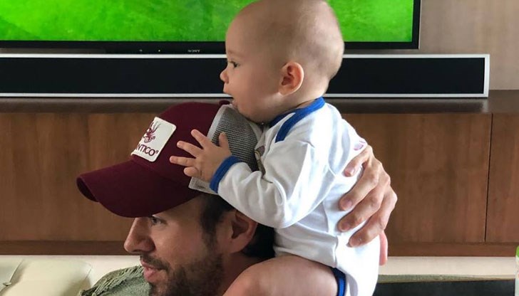 Щастливите родители публикуваха снимки на близнаците по отделно, както обичайно правят