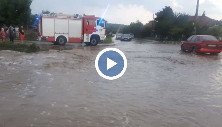 Пожарникари успели да спасят 15-годишното момиче от придошлата вода