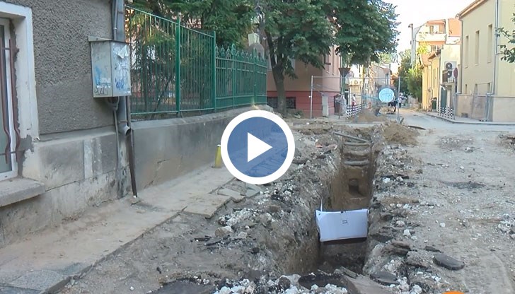 Пепеляк, стърчащи кабели и абсолютно безхаберие от страна на Община Русе