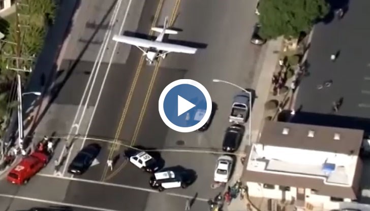 Пилотът запазил самообладание и успял да кацне между движещите се автомобили