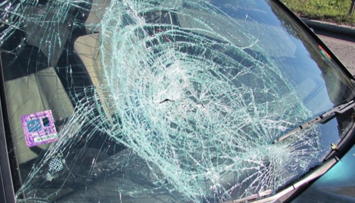 Автомобилът се е блъснал в крайпътно съоръжение