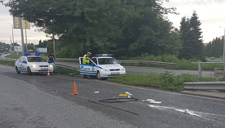 Шофьорът се е блъснал в бордюр и рекламно пано Шофьорът се е блъснал в бордюр и рекламно пано