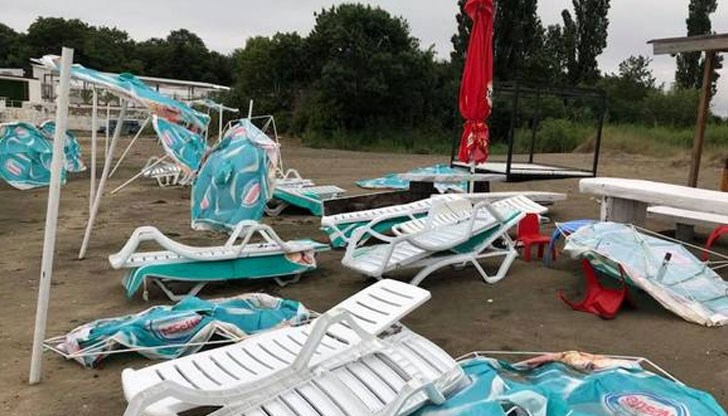 Стихията е съсипала цялата плажна ивица, разкъсани са шапките на над 80 чадъра, разпорени са и паната на шатрите