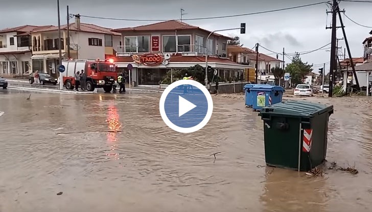 Циклонът "Нефели" отнесе пътища и блокира курорти в южната ни съседка