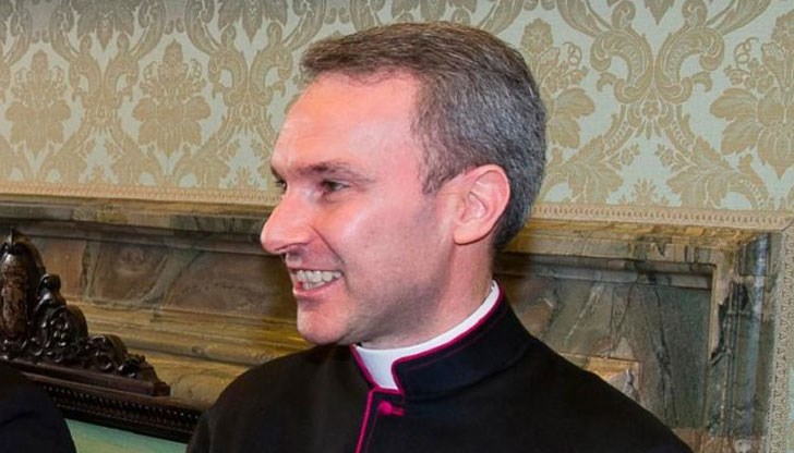 Монсеньор Карло Капела е обвинен в притежание и разпространение на “големи количества” детска порнография
