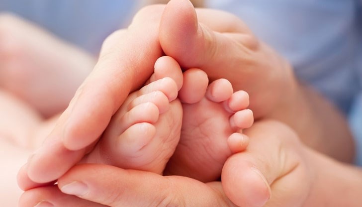 Родилката, която е от малко градче в Сърбия, е забременяла чрез ин витро