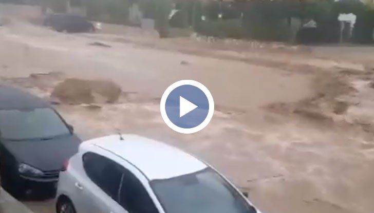 Наводнени автомобили са блокирани, собствениците им се чудят как ще ги приберат в България