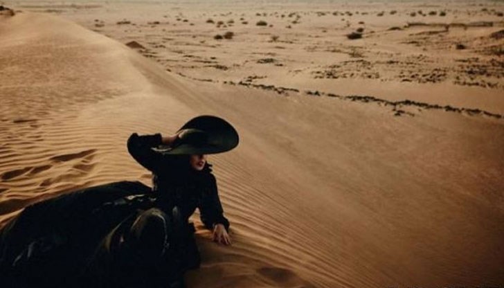 Саудитската принцеса позира в пустинята и зад волана на кола във френско модно списание