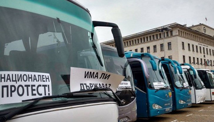 Автобусните превозвачи протестират срещу опцията "конкурент да контролира конкурент" Автобусните превозвачи протестират срещу опцията "конкурент да контролира конкурент"