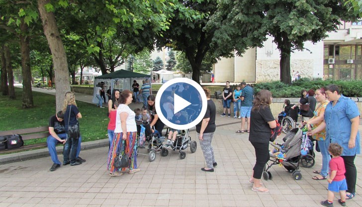 Палатков лагер в центъра на Русе опънаха родители на деца с увреждания