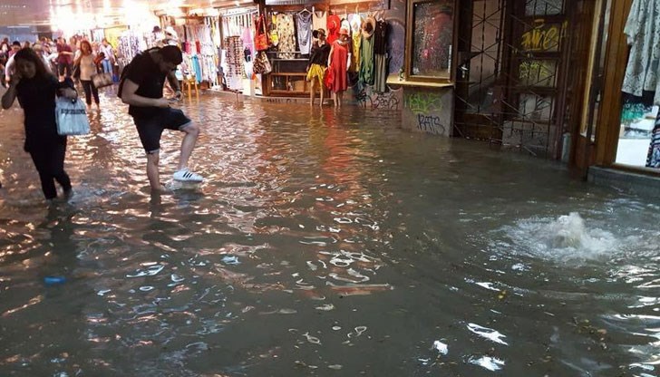 Гражданите да не се опитват да спасяват потънали или носени от пороя коли