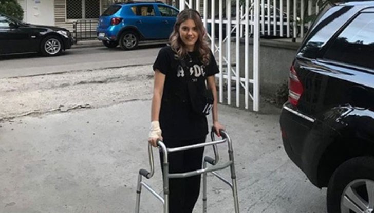 Моделката сподели снимки, на които се вижда как се крепи на проходилка, но все пак се мъчи да ходи