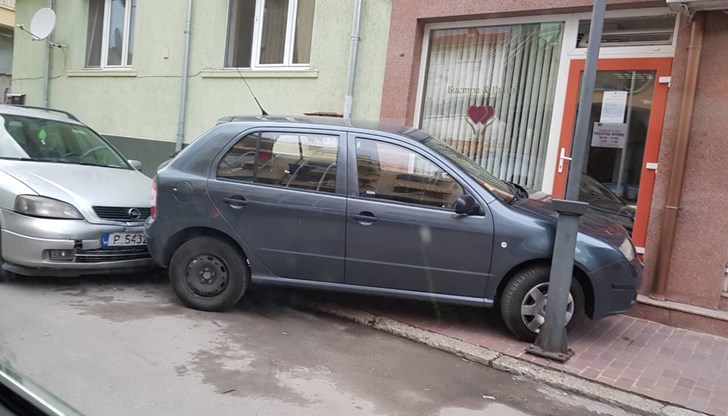 Автомобил се е "загнездил" между витрината на офис на "Бистра и Галина" и уличен стълб
