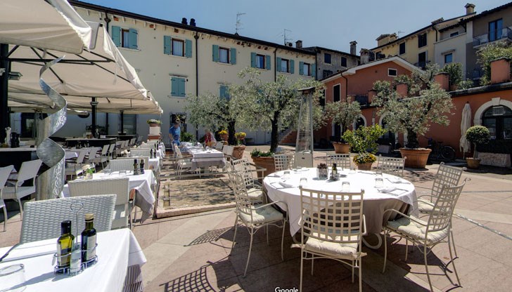 Мацките са около 20-годишни, едната брюнетка, а другата синеока блондинка Мацките са около 20-годишни, едната брюнетка, а другата синеока блондинка